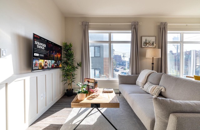 Bright & Modern 2br Condo - Whyte Ave w/Parking Steps Away From U Of An