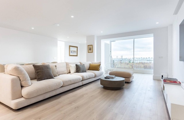 Bright, modern and glamourous 3 bedroom with parking