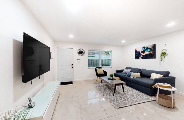 Bright & modern getaway with AC & patio - perfectly located near parks & trails