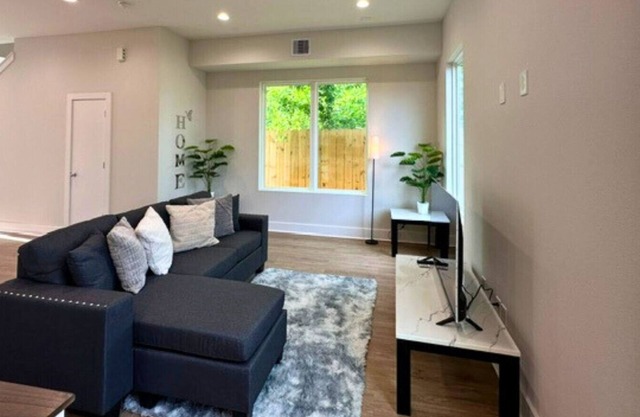 Bright & Modern Houston Getaway | Gated Community Close to Everything