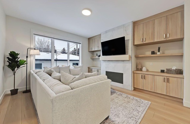 Bright & Modern Luxurious Home - Secure Garage Parking - King Bed - Pet Friendly