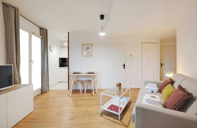 Bright, modern studio for 2P - La Défense