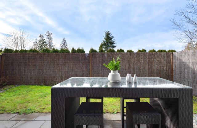 Bright modern suite with full kitchen and washer/dryer.