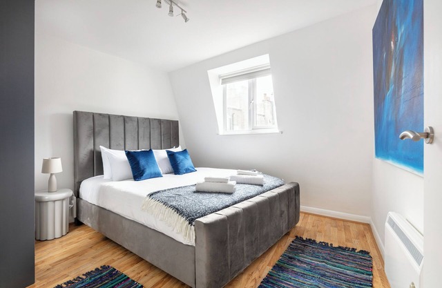 |> Bright n' Charming Air Conditioned Two Bed in Heart of London<|