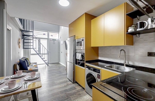 Bright near 4 Caminos - REINA VICTORIA Apartment