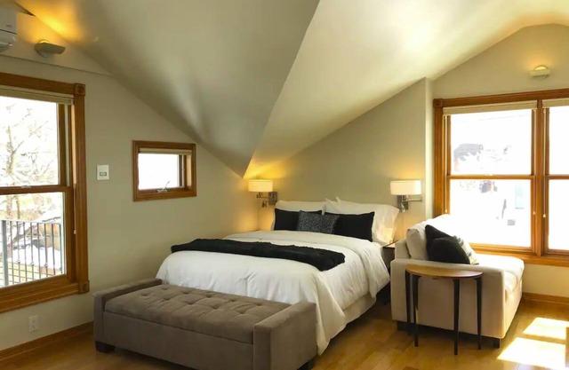 Bright Open Studio 3 blocks to Pearl Street - A Sweet "Pool Suite" downtown.