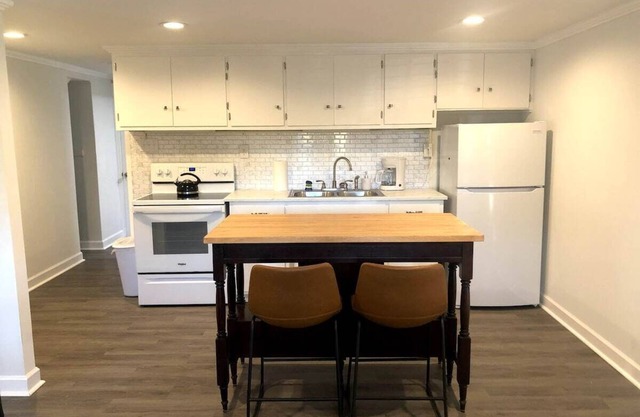Bright open studio apartment with king bed and queen sofabed. Walk to local shops and restaurants.
