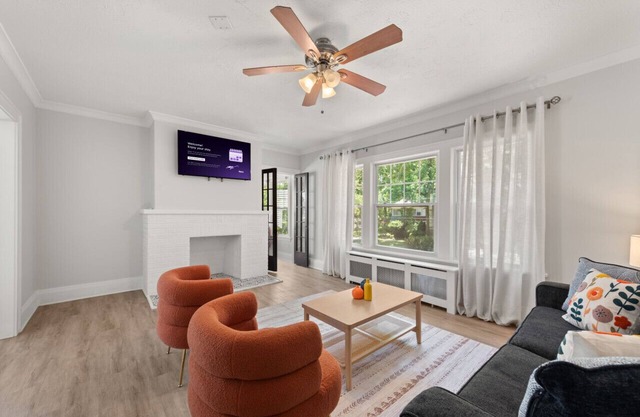 Bright & Peaceful | 2BDR w/Patio | CLE Clinic