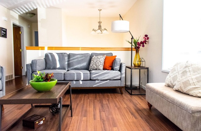 Bright & Private Home ~ Close To Downtown MQT