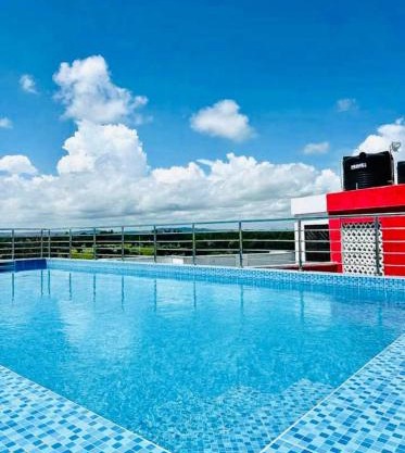 Bright Rooftop Pool Studio in Mtwapa,Fast Wi-Fi,Free Parking & Beach Nearby