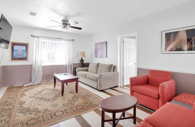 ~Bright & Roomy Sleeps 9 Lakeshore Area~