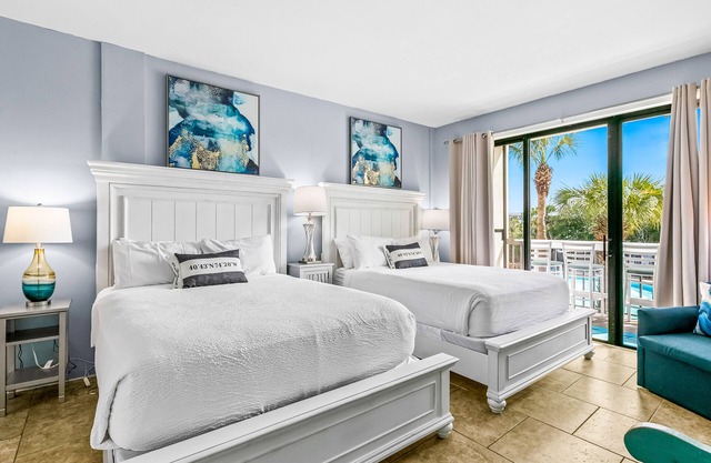 Bright, second-floor studio with high-speed WiFi & pool view - walk to the bay