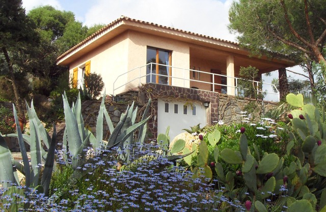 bright secure villa at the top of a beautiful garden, beautiful sea view, close to the beach