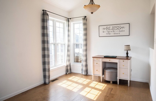 Bright Spacious 5-bedroom house in wonderful Cody with AC & WiFi