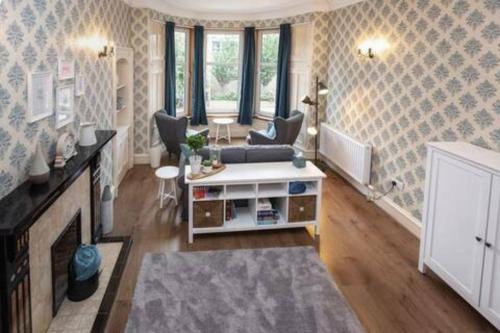 Bright spacious Edinburgh City Centre Apartment