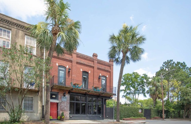 Bright & Spacious Loft Among Oak Trees, Walk Everywhere by Lucky Savannah