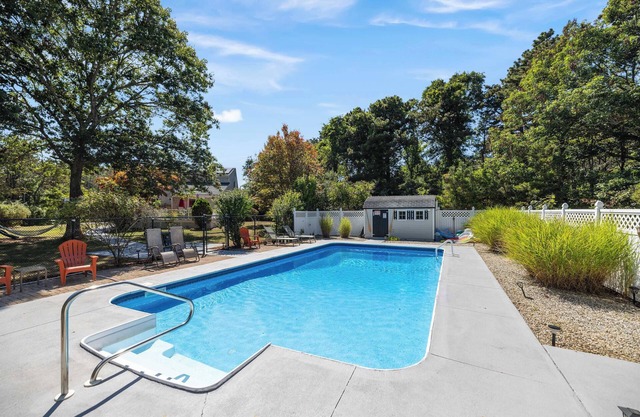 Bright & Spacious Poolside Cape Getaway