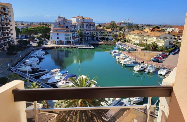 Bright Studio Cabin for 4, Port View, Canet-en-Roussillon