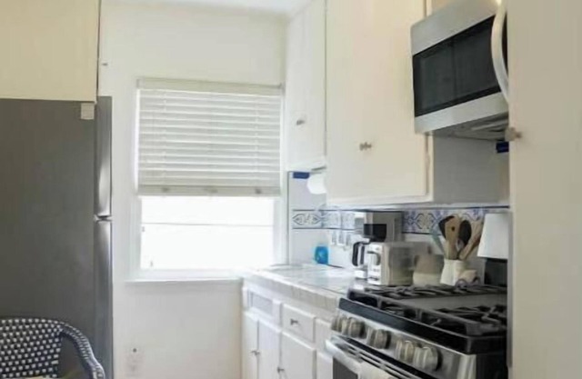 Bright Studio retreat - Walk to shops/dining - C
