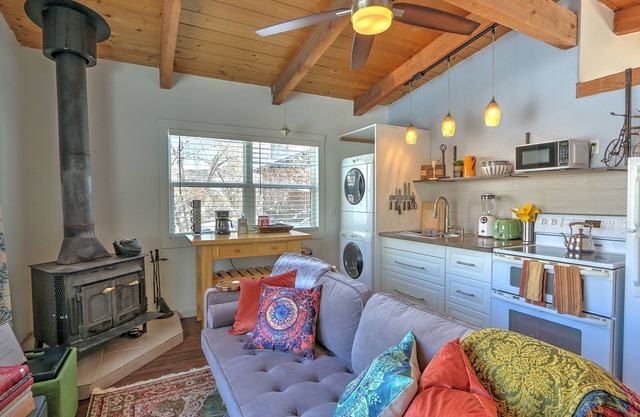 Bright Studio w/Full Kitchen, Lg. Deck & Views, 2 Mi. to Downtown,10 Mi. to Ski