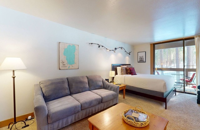 Bright studio with access to hot tub & pools - near the slopes