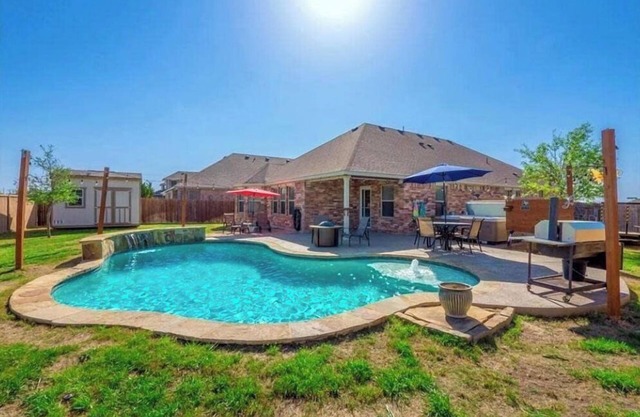 Bright Stylish 3 BR Home w/Pool & Hot Tub