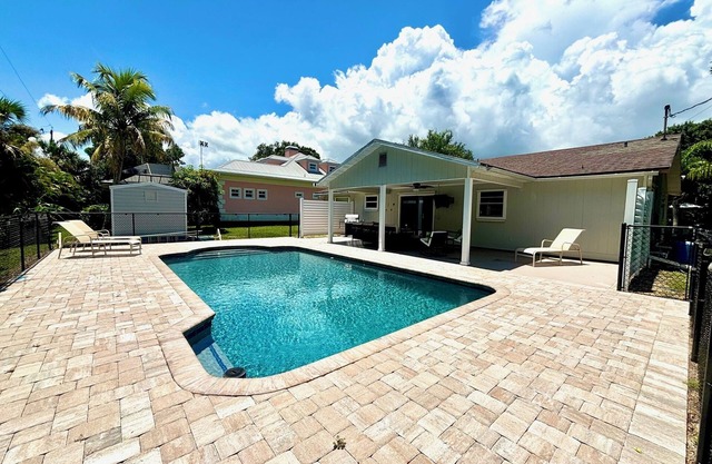 Bright, sunny pool home!