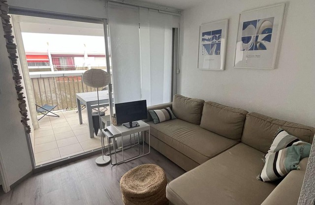 Bright T2 Apartment with A/C, Terrace & Parking - 200m from Beach, La Grande-Motte