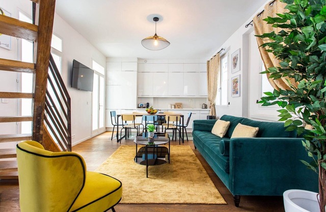 Bright Triplex - 4BR/10P - Moulin Rouge
