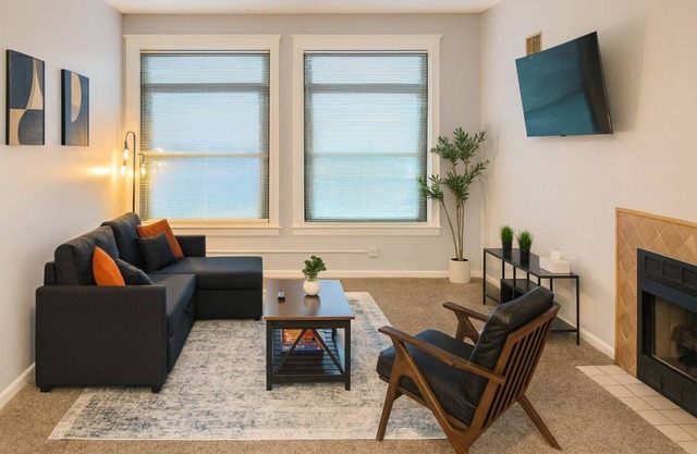 Bright Urban Retreat-Steps to CSU & Theater District, minutes to progressive.