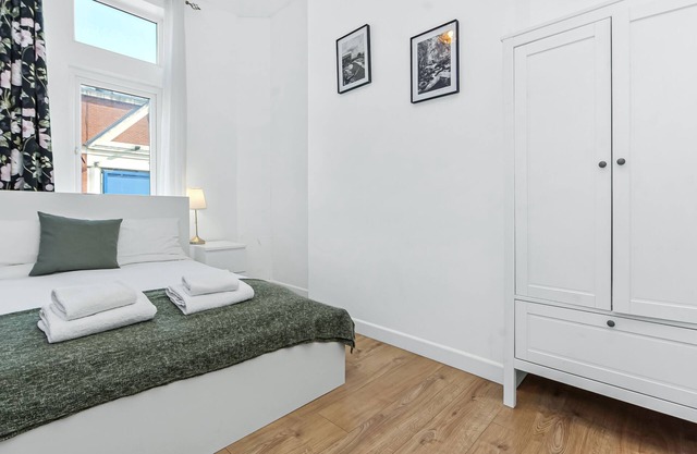 Brilliant 2 Bedrooms Flat Next to The Station