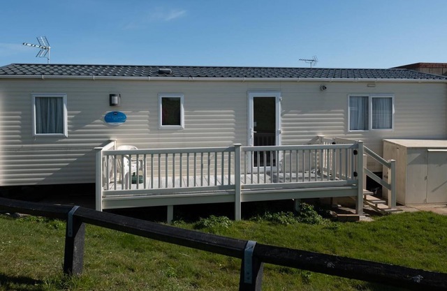 Brilliant 6 berth caravan for hire at Naze Marine in Essex ref 17342BR
