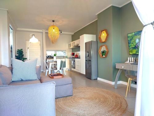 Brizzys Balcony Luxe Retreat Great Location!