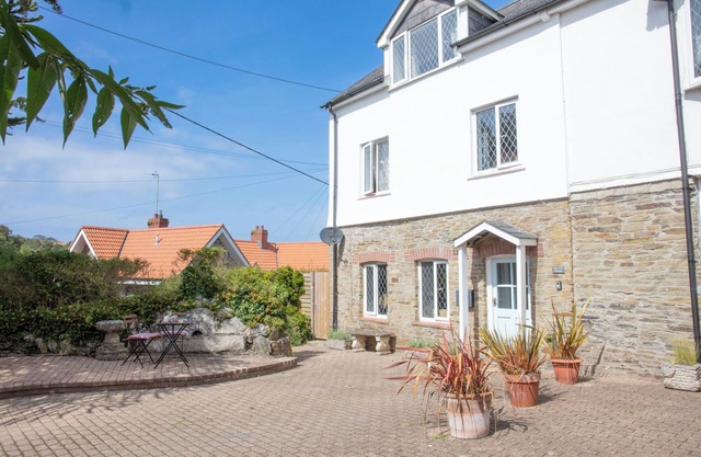 BRO TREF COTTAGE, pet friendly, with open fire in St Mawgan