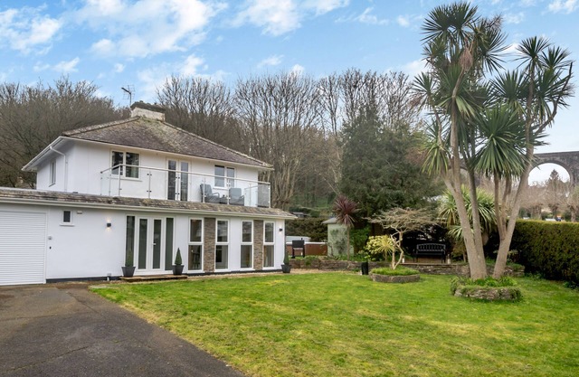 BROADSANDS, pet friendly, character holiday cottage in Paignton