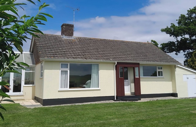 BROADSTONES, pet friendly, country holiday cottage in Bridport