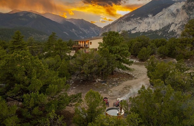 Broadview Luxury Cabin + 8 acres near Mt Princeton Hot Springs