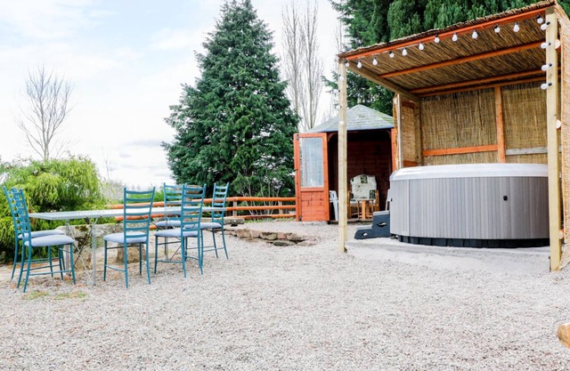 BROADWAY LANDS FARM, pet friendly, with hot tub in Little Dewchurch