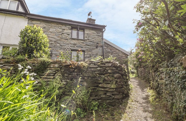 BRON OLAU, pet friendly, character holiday cottage in Maentwrog