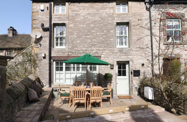 BROOKHOUSE, pet friendly, with open fire in Castleton, Peak District