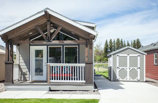 Brookie Cottage · Fully stocked and prime location for Yellowstone