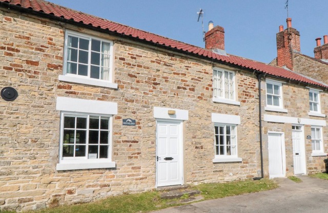 BROOKLEIGH, pet friendly, character holiday cottage in Hutton-Le-Hole