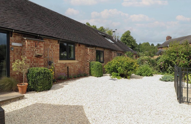 BROOKLEY BARN, pet friendly, with a garden in Duffield