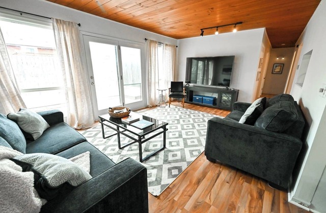 Brookside Bungalow - A cheerful home near downtown