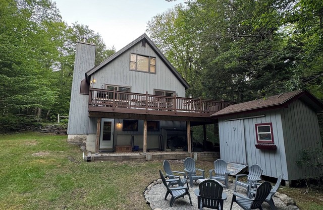 Brookside cabin with 3 levels and amenities near Mt Snow and Lake Whitingham