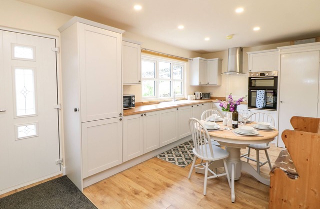 BROOKSIDE, family friendly, character holiday cottage in Hayfield