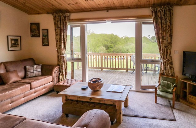 BROOKSIDE LODGE, with a garden in Defford