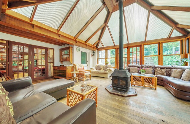BROOKSIDE MANOR HOUSE, family friendly, with pool in Bronygarth