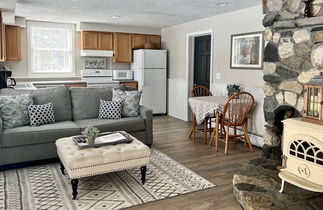 *Brookside Retreat* 1bed/1 bath apt w/ private laundry great for travel nurse