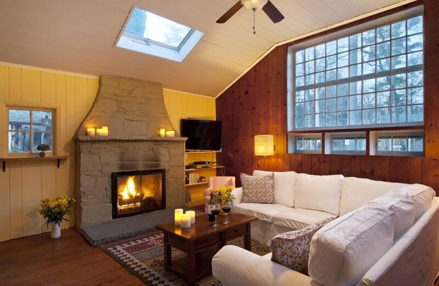 Brookside Retreat: streamside patio outdoor fireplace fenced yard walk to town!